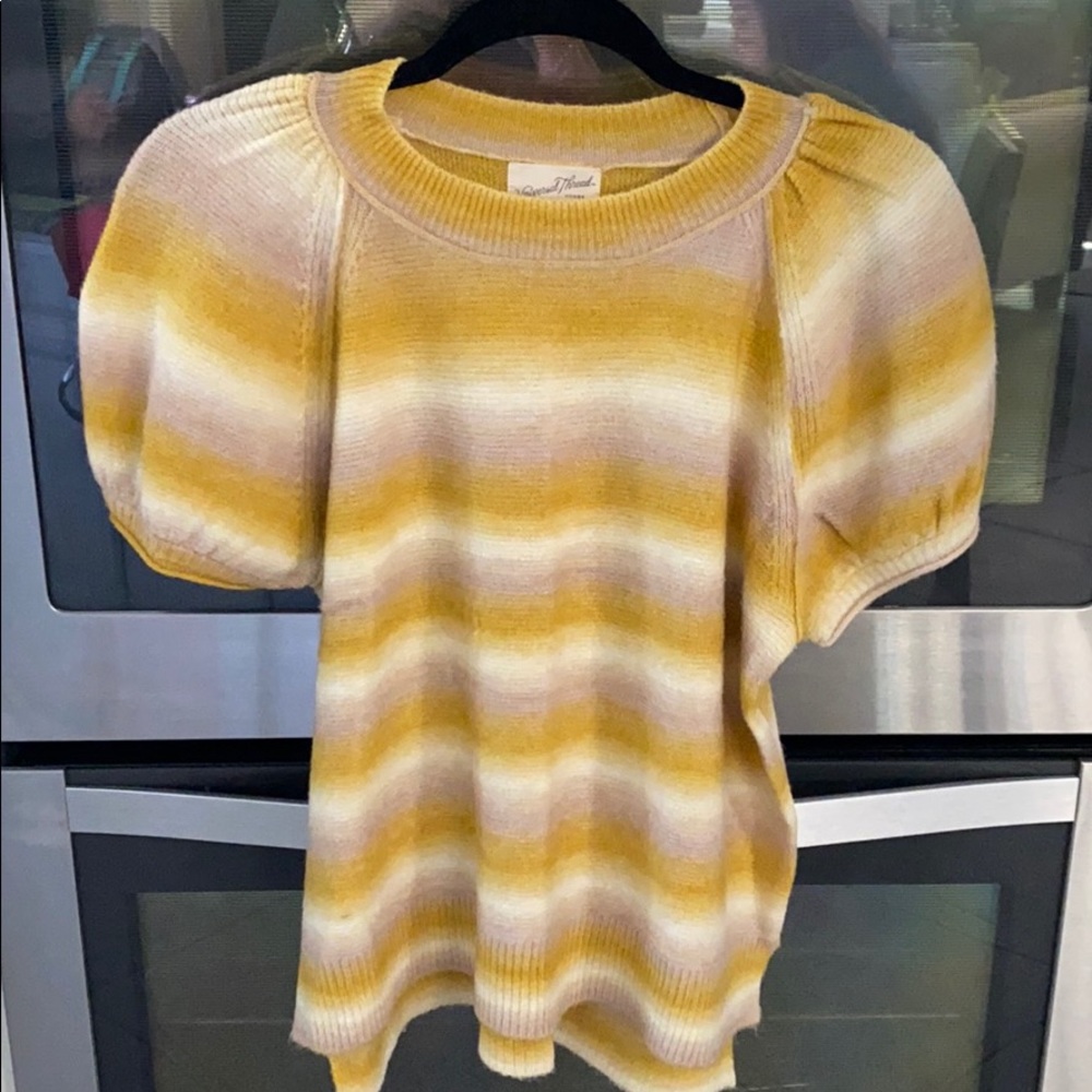 Short sleeve sweater top